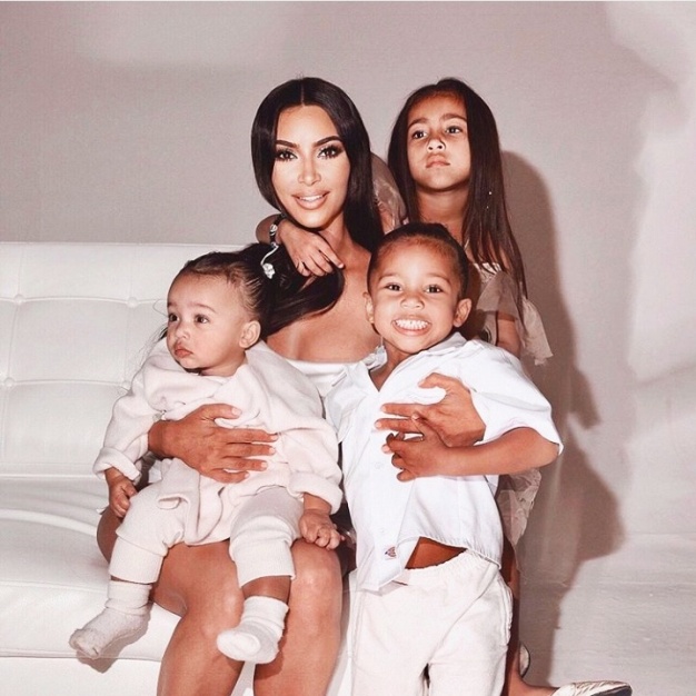 Η Kim Kardashian δεν έχει αδυναμία στις αυθόρμητες λήψεις, έτσι προτίμησε να αναρτήσει μια εντελώς στημένη και απόλυτα καλοφωτισμένη φωτογραφία όπου ποζάρει αγκαλιά με τα παιδιά της και χωρίς τον σύζυγό της Kayne West. 
