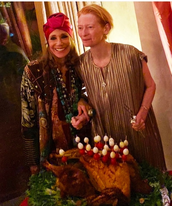 Από τις πλέον απροσδόκητες Thanksgiving αναρτήσεις της χρονιάς, ήταν αυτή της πάντα λαμπερής ηθοποιού Marisa Berenson που βρέθηκε στο Μαρακές για τα εγκαίνια του 18th Film Festival de Marrakech και πέρασε την ημέρα των Ευχαριστιών στο Μαρακές παρέα με την Tilda Swinton (φωτ), τον σχεδιαστή μόδας Haider Ackermann,την μούσα Farida και τον Christian Louboutin