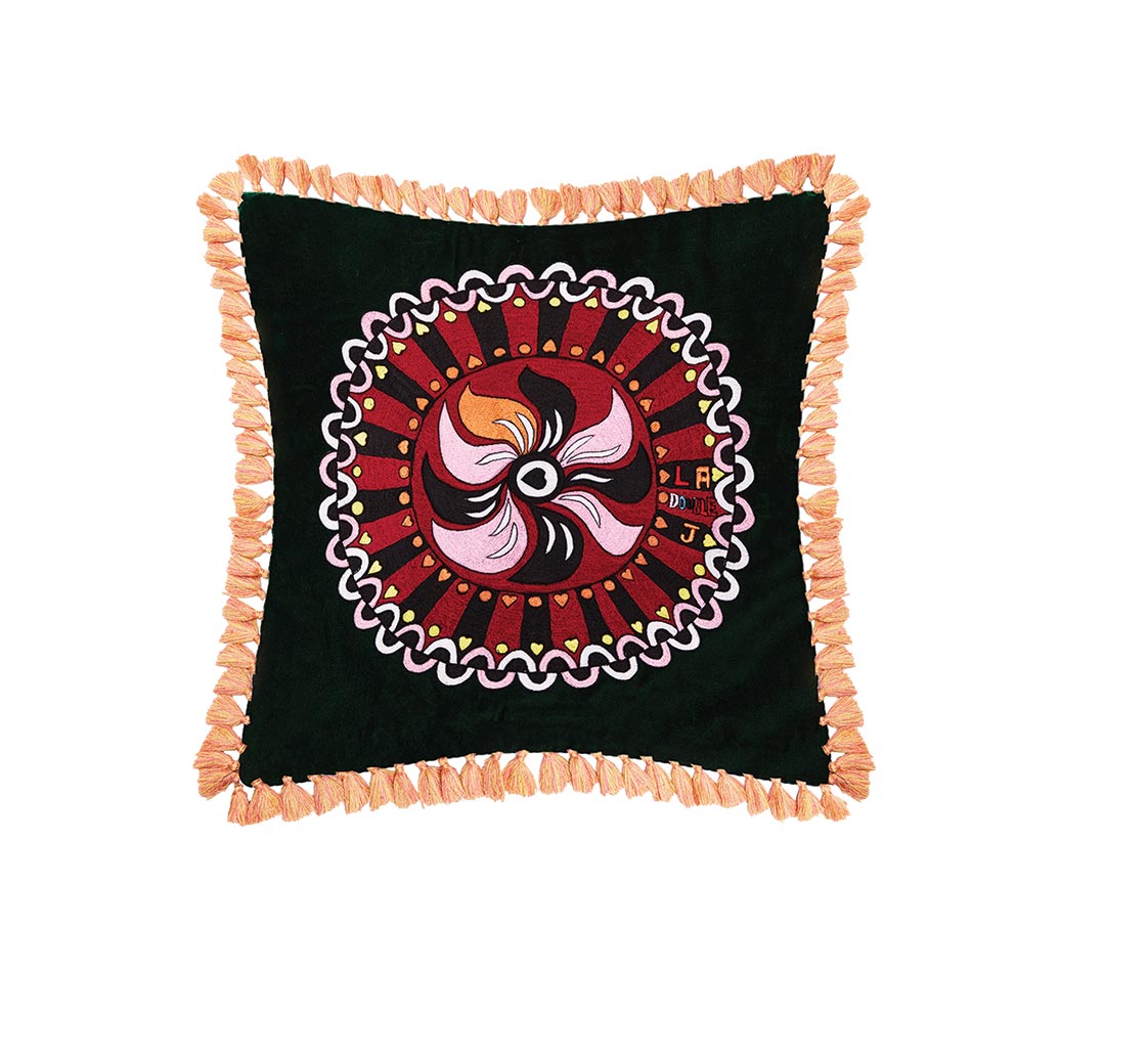 CHIC HOME
To fashion brand La Double J δημιούργησε και μια σειρά αντικείμενα deco με ιδιαίτερο χαρακτήρα. Μαξιλάρι Double J, ladoublej.com.