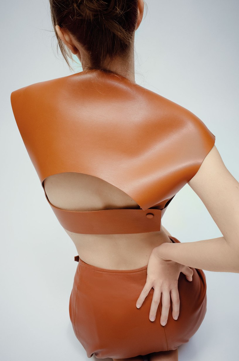 Δερμάτινο harness γιλέκο Sportmax, Max Mara Boutique. Φούστα από δέρμα, προσωπική συλλογή.