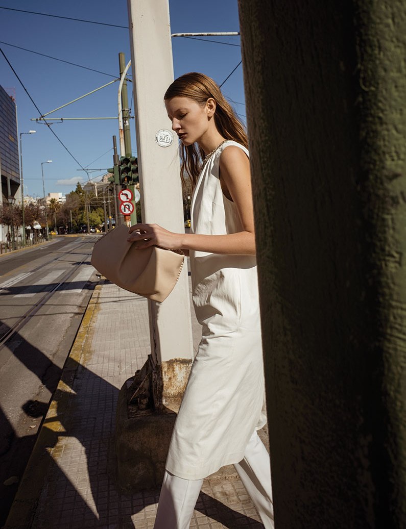 Δερμάτινη τσάντα , Callista Crafts. Φόρεμα από δέρμα Tod's, Tod's Boutique. Παντελόνι από βισκόζη Pinko, Pinko Boutique. 