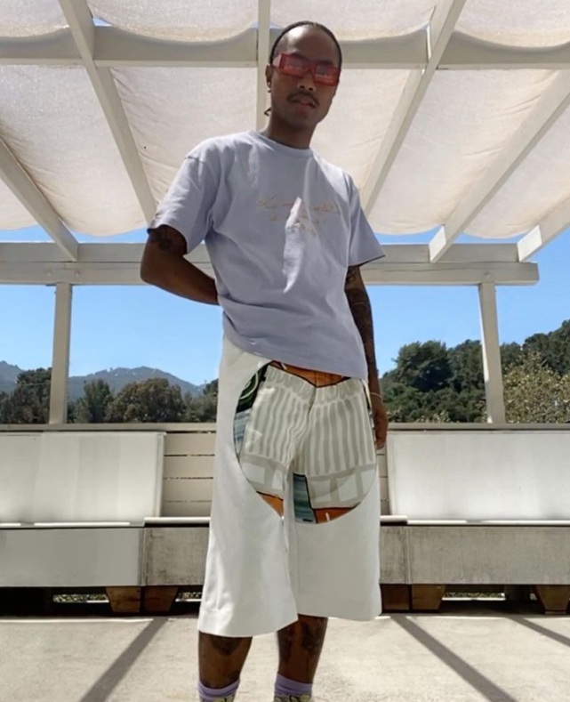 Ο Steve Lacy στο κήπο του με βερμούδα και μπλούζα Jacquemus 