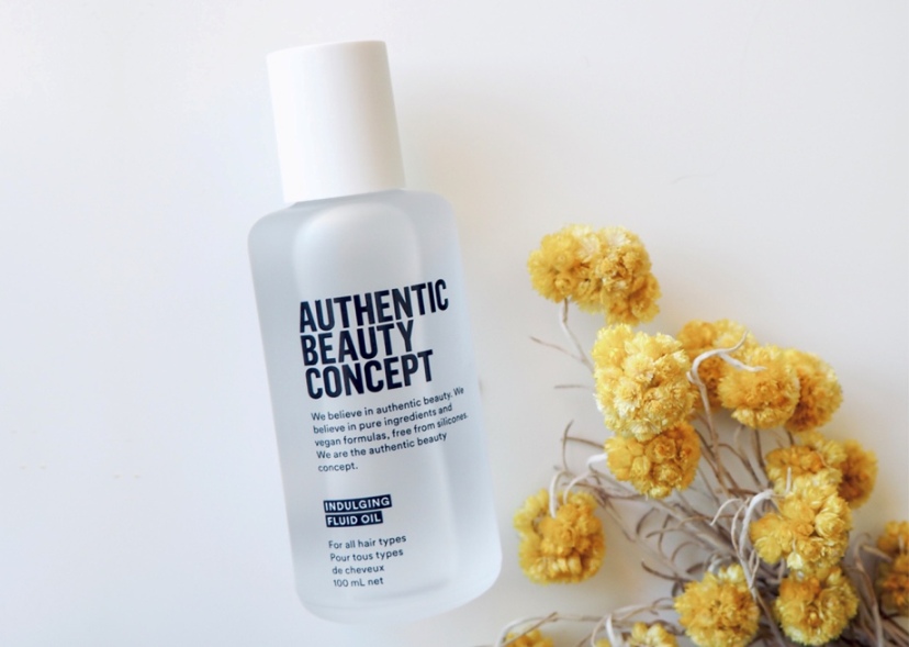 Vegan, μη λιπαρό
έλαιο μαλλιών
Indulging Fluid Oil
που προστατεύει
από τη θερμότητα,
προσθέτει λάμψη
και απαλό τελείωμα
σε νωπά και στεγνά
μαλλιά, χωρίς
σιλικόνη, Authentic
Beauty Concept.