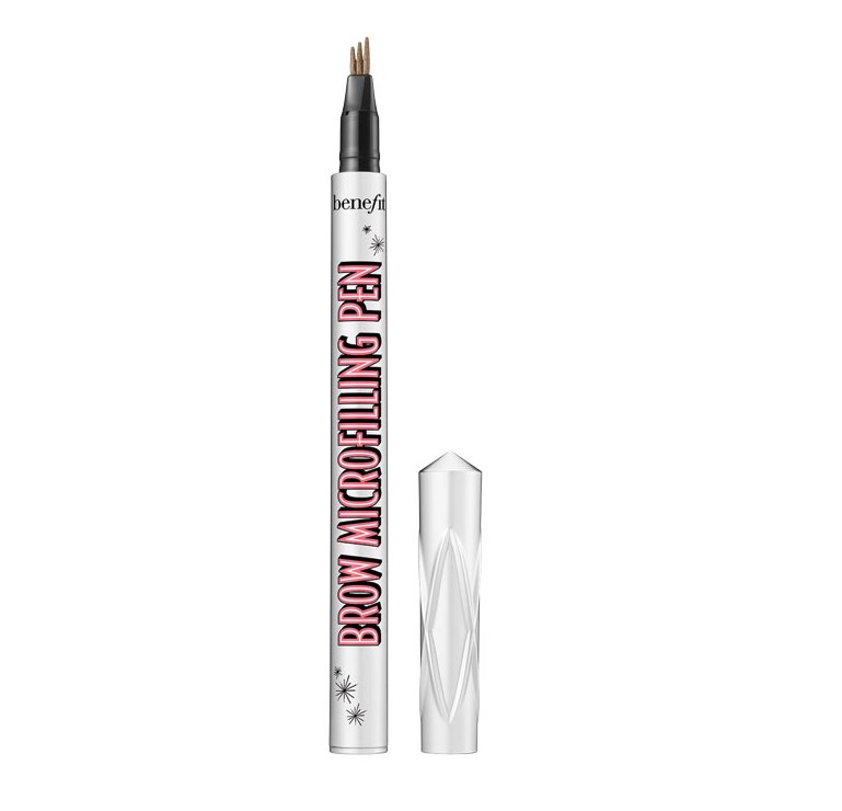 Μαρκαδόρος φρυδιών Brow Microfilling Penμε 24ωρη διάρκεια καιmicrobladed εφέ, σε 4αποχρώσεις, BenefitCosmetics (Sephora,sephora.gr).