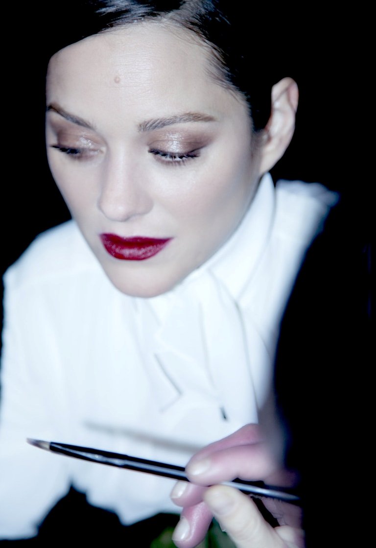 Η Marion Cotillard στα παρασκήνια των γυρισμάτων της νέας καμπάνιας Chanel.