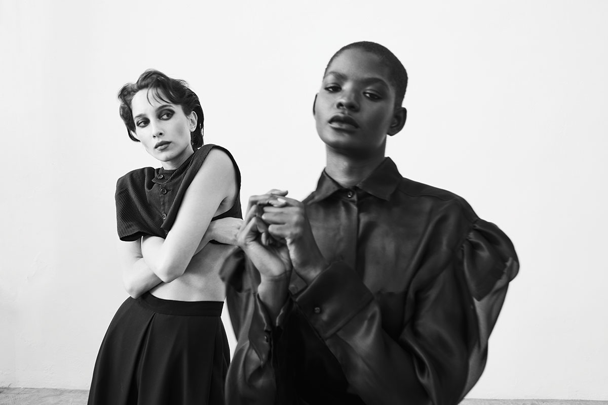 Μεταξωτό πουκάμισο
Max Mara, MAX MARA BOUTIQUE.
Παντελόνι και γιλέκο από μάλλινη
καμπαρντίνα, Yiorgos Eleftheriades, YIORGOS ELEFTHERIADES
SPACE.