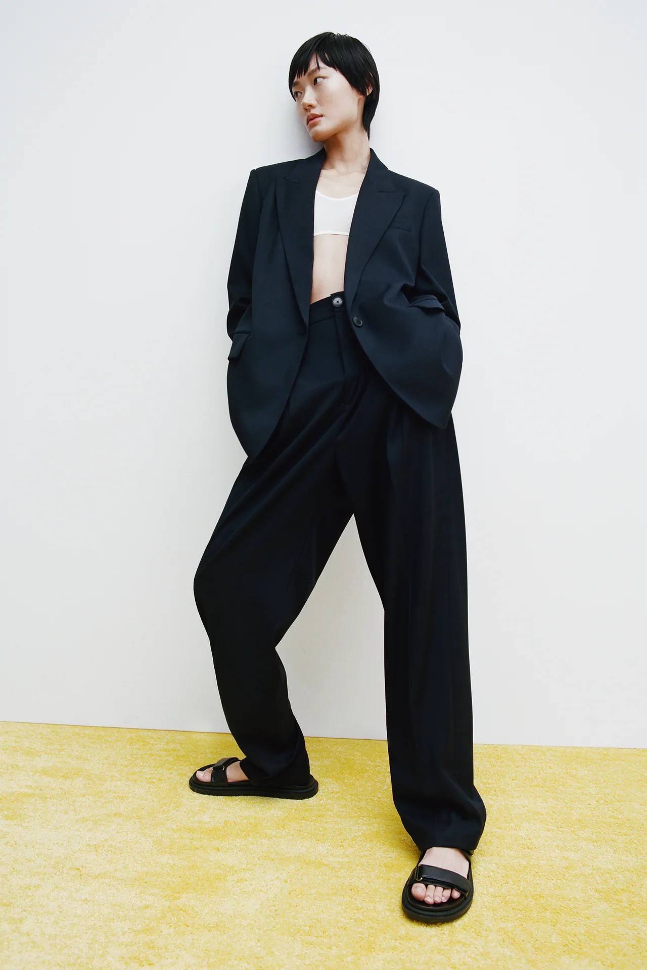 Oversized μπλέιζερ με τσέπες, 59.95€, ψηλόμεσο παντελόνι, 29.95€, Zara.