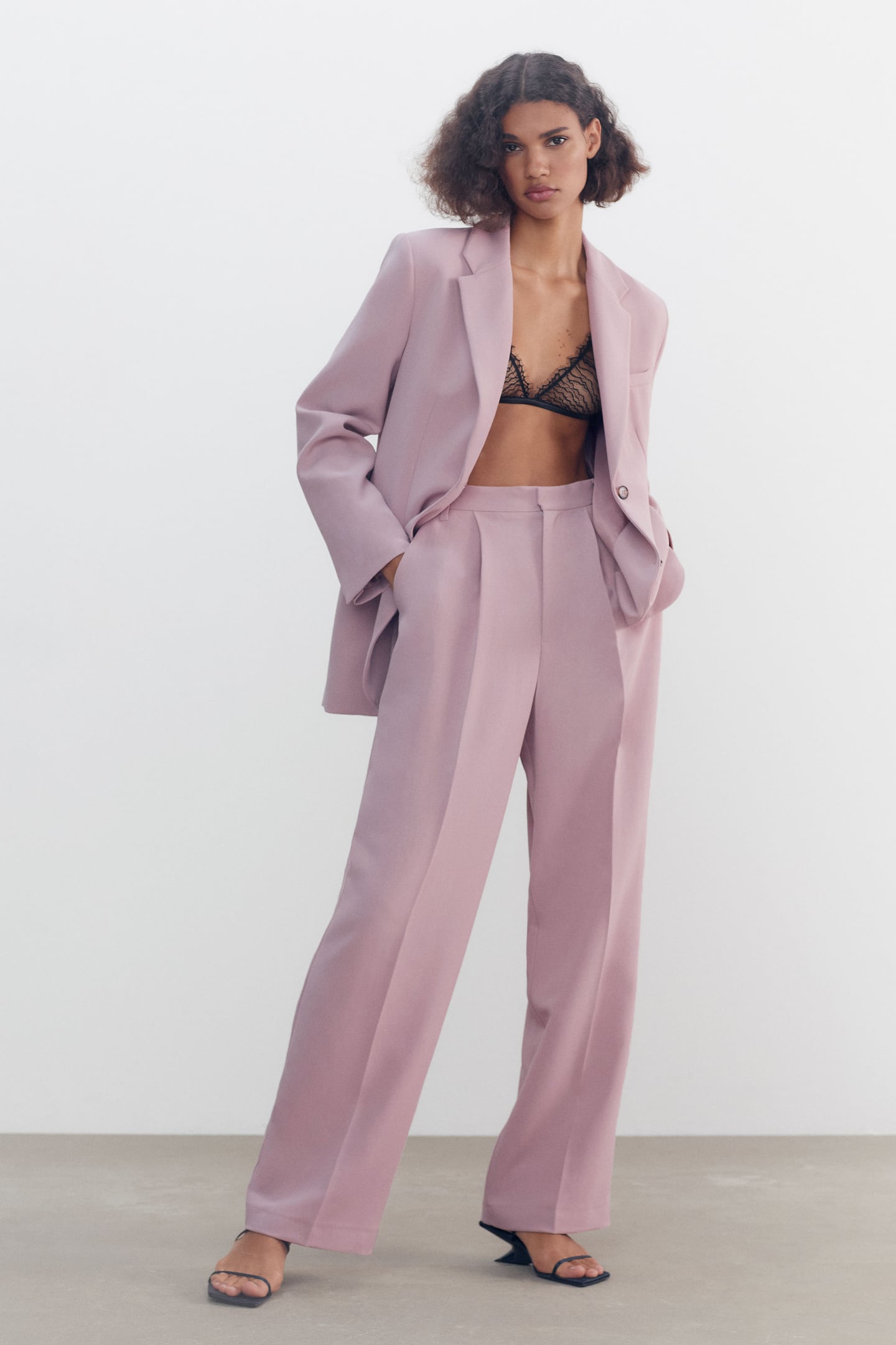 Λιλά ριχτό σακάκι 39.99€, φαρδύ παντελόνι 24.99€, H&M.