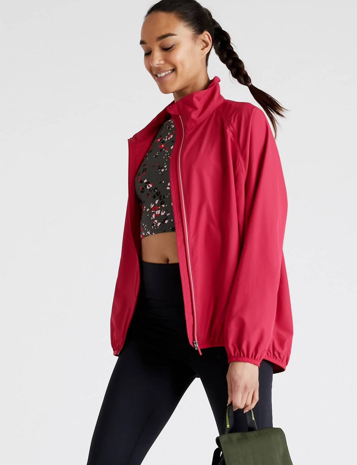 Activewear top 19.95€ και ελαφρύ jacket, 59.95€, Marks & Spencer 