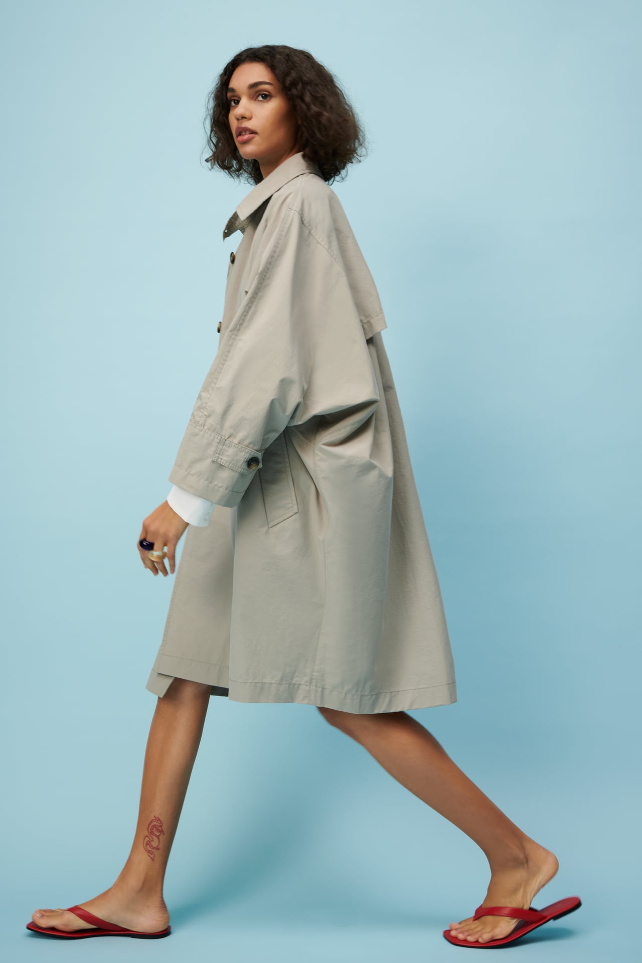 Oversized καμπαρντίνα, €69.95, Zara.