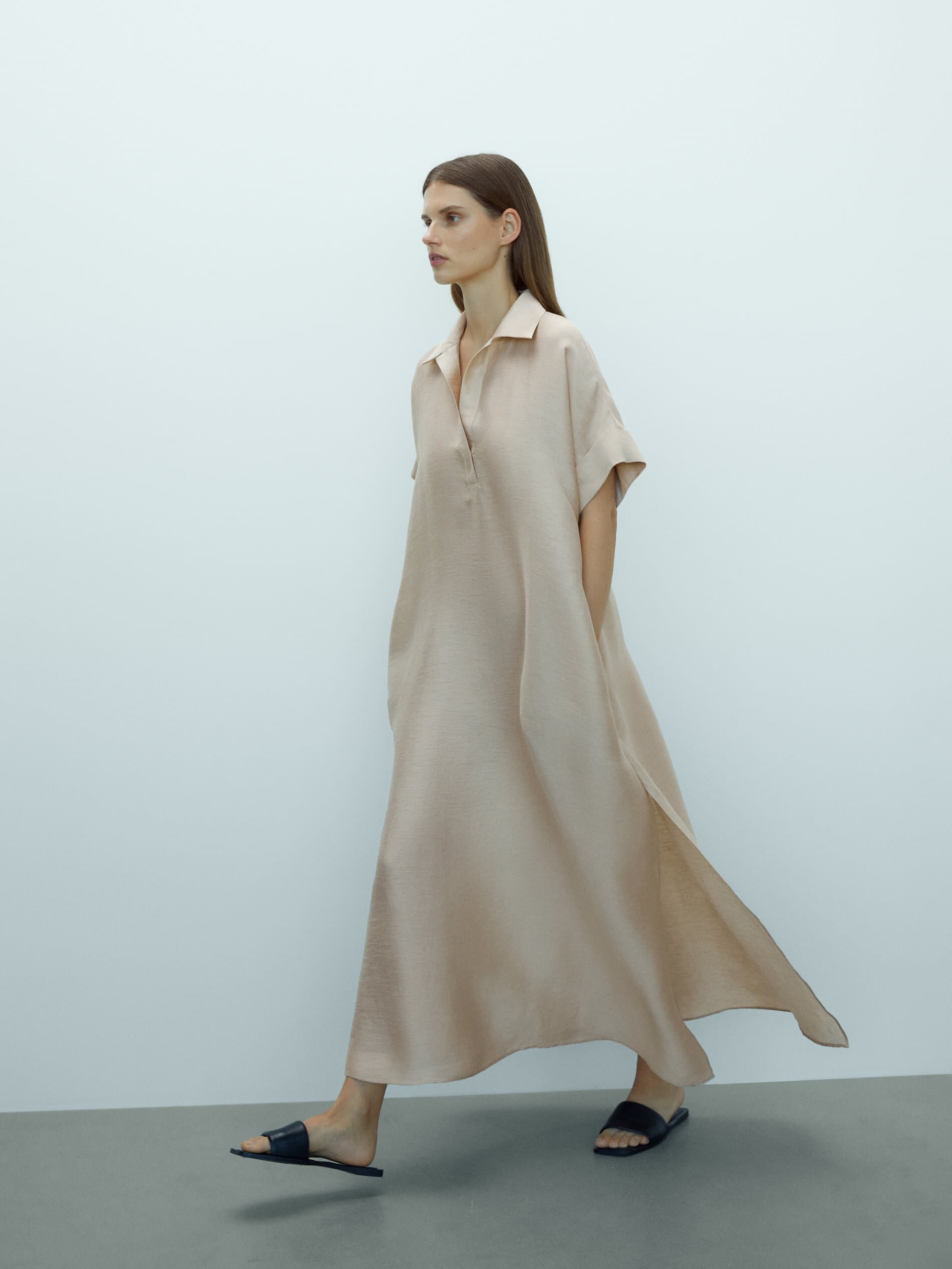 Μακρύ φόρεμα με τσέπες, 89.95€, Massimo Dutti.