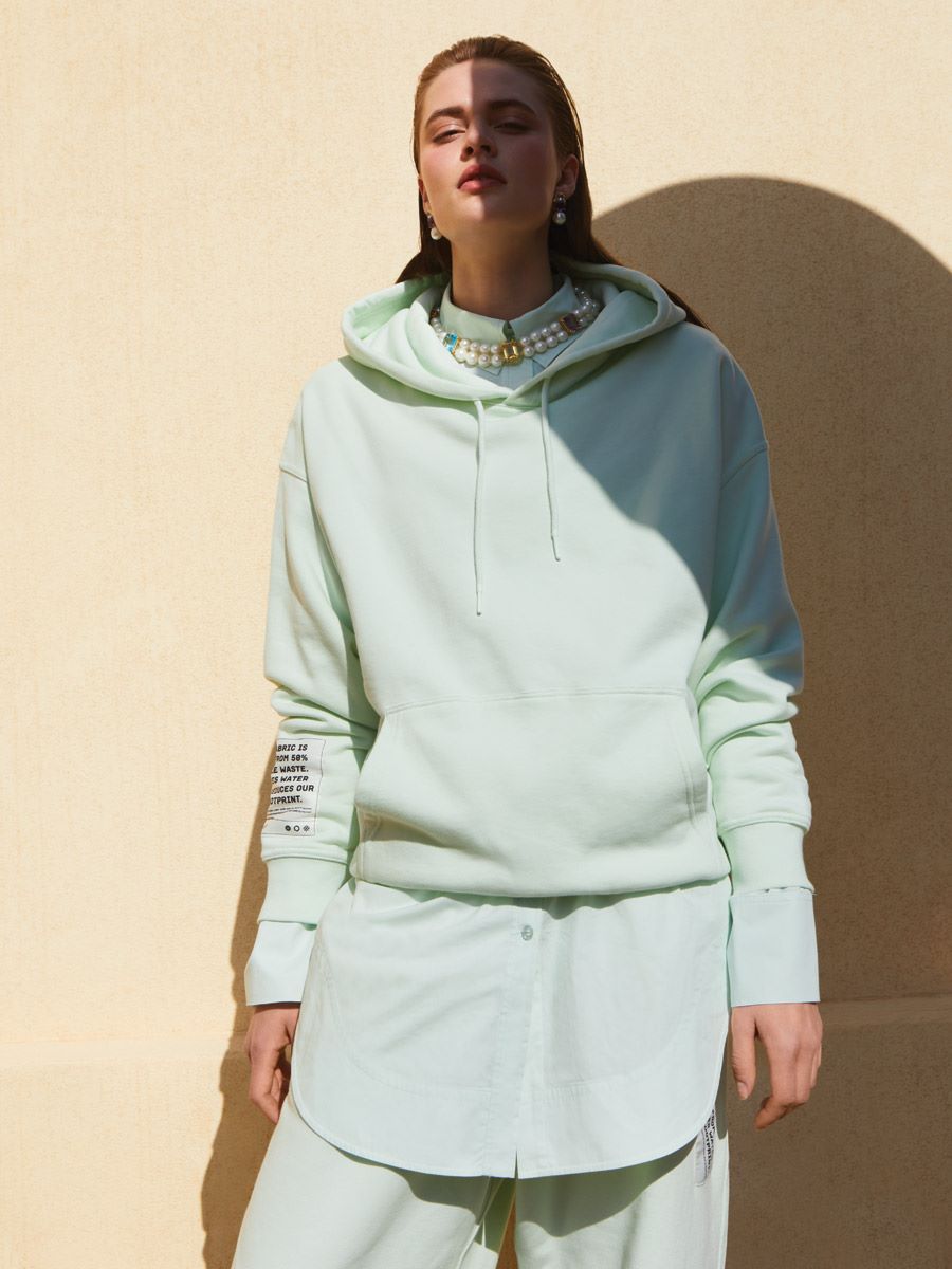 Βαμβακερό φούτερ,
πουκάμισο και φόρμα,
H&M. Σκουλαρίκια
με αμέθυστους,
διαμάντια,
μαργαριτάρια Νοτίων
Θαλασσών και χρυσό
18 K και κολιέ από
μαργαριτάρια γλυκού
νερού με τοπάζι,
σιτρίν, αμέθυστους
και χρυσό 18 Κ, Pearls
Center.