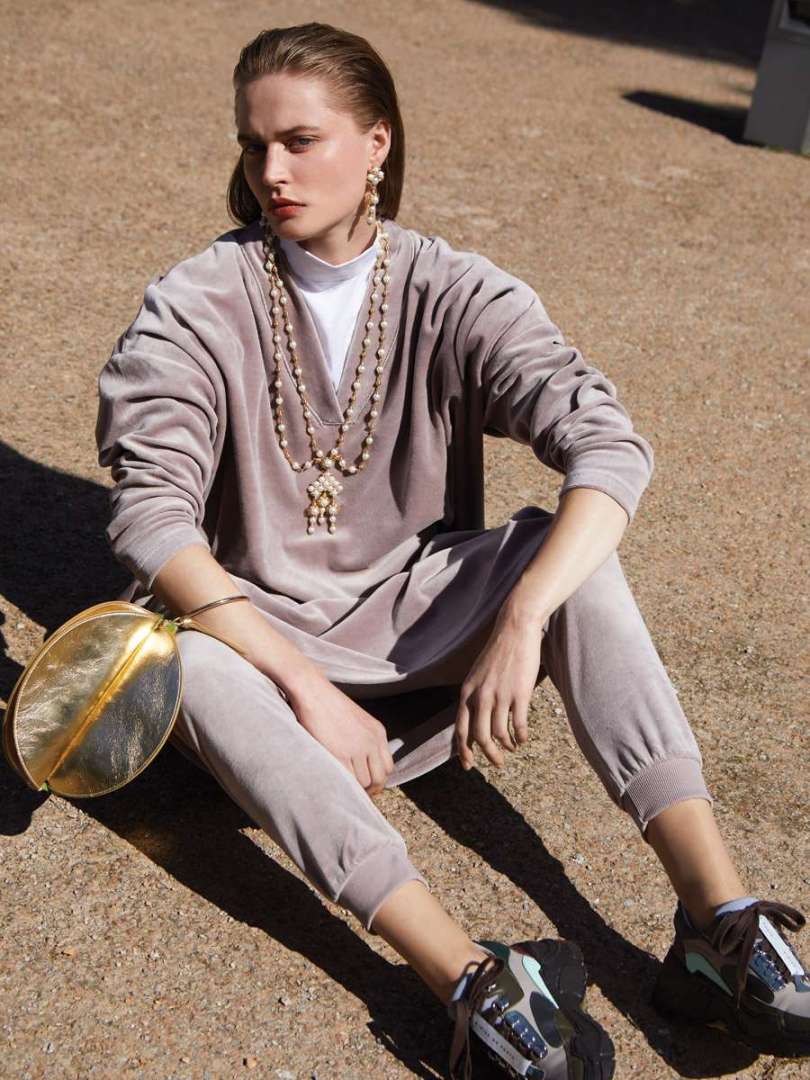 Βαμβακερό πουκάμισο,
Rococo. Βελούδινο
φόρεμα και φόρμα,
Orsalia Parthenis
Boutique. Δερμάτινα
αθλητικά παπούτσια,
Iride De Portu. Δερμάτινη
τσάντα Sara Battaglia,
Simple Caracters.
Χρυσά σκουλαρίκια και
κολιέ 18 K με διαμάντια
και μαργαριτάρια Akoya
Ιαπωνίας, Pearls Center.