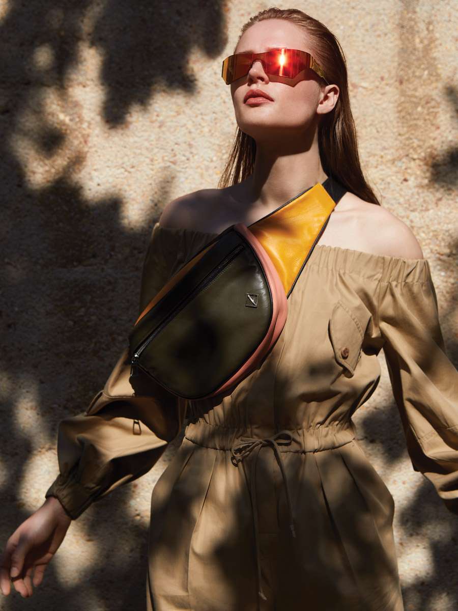 Βαμβακερή
ολόσωμη
φόρμα, Max
Mara Boutique.
Δερμάτινη τσάντα
μέσης, Iride De
Portu. Γυαλιά
ηλίου Balenciaga,
DELUX Hellas.