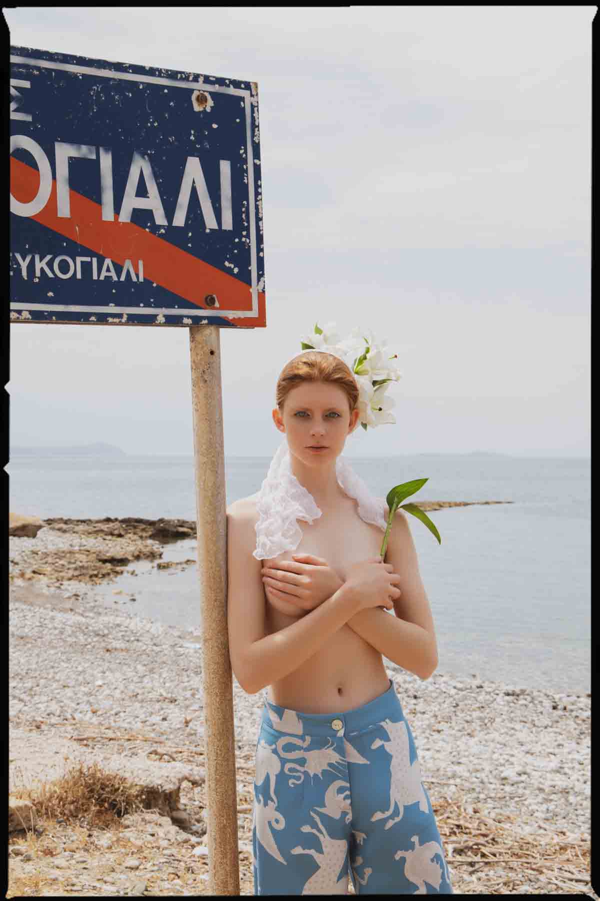 Παντελόνι wide legs, Milkwhite. Μεταξωτό μαντήλι, από προσωπική συλλογή.