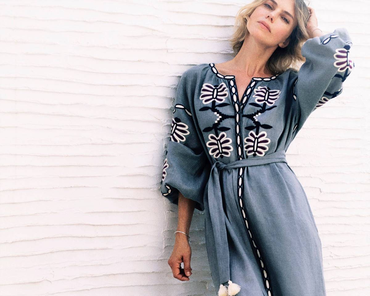 Η Anna Zinchenko με κεντημένο φόρεμα Katsika Tinos, photo Ρούλα Ρέβη.