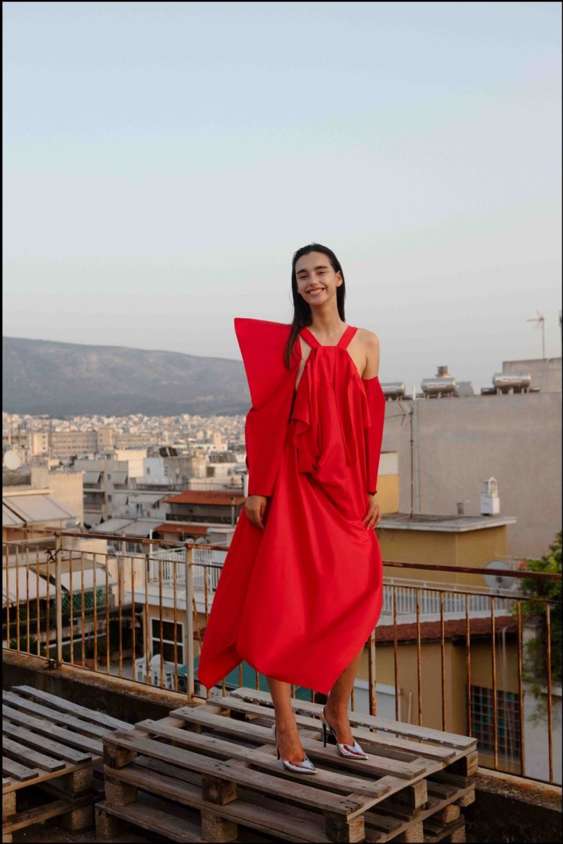 Φόρεμα από fine cotton 407913k by Eleni Kavvada, μεταλλικές γόβες Envie for Sotiris Georgiou.