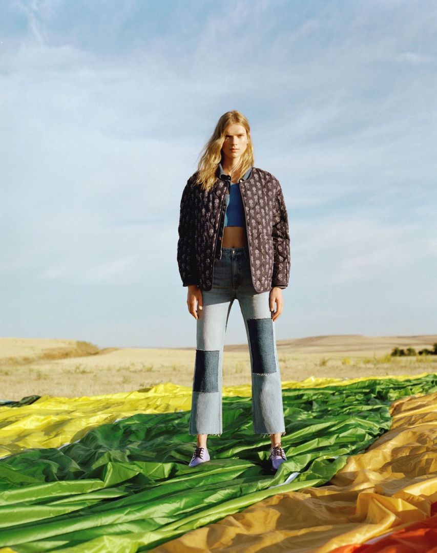 Καπιτονέ jacket 39.99€, jeans με σκούρα patches 29.99€, Pull&Bear