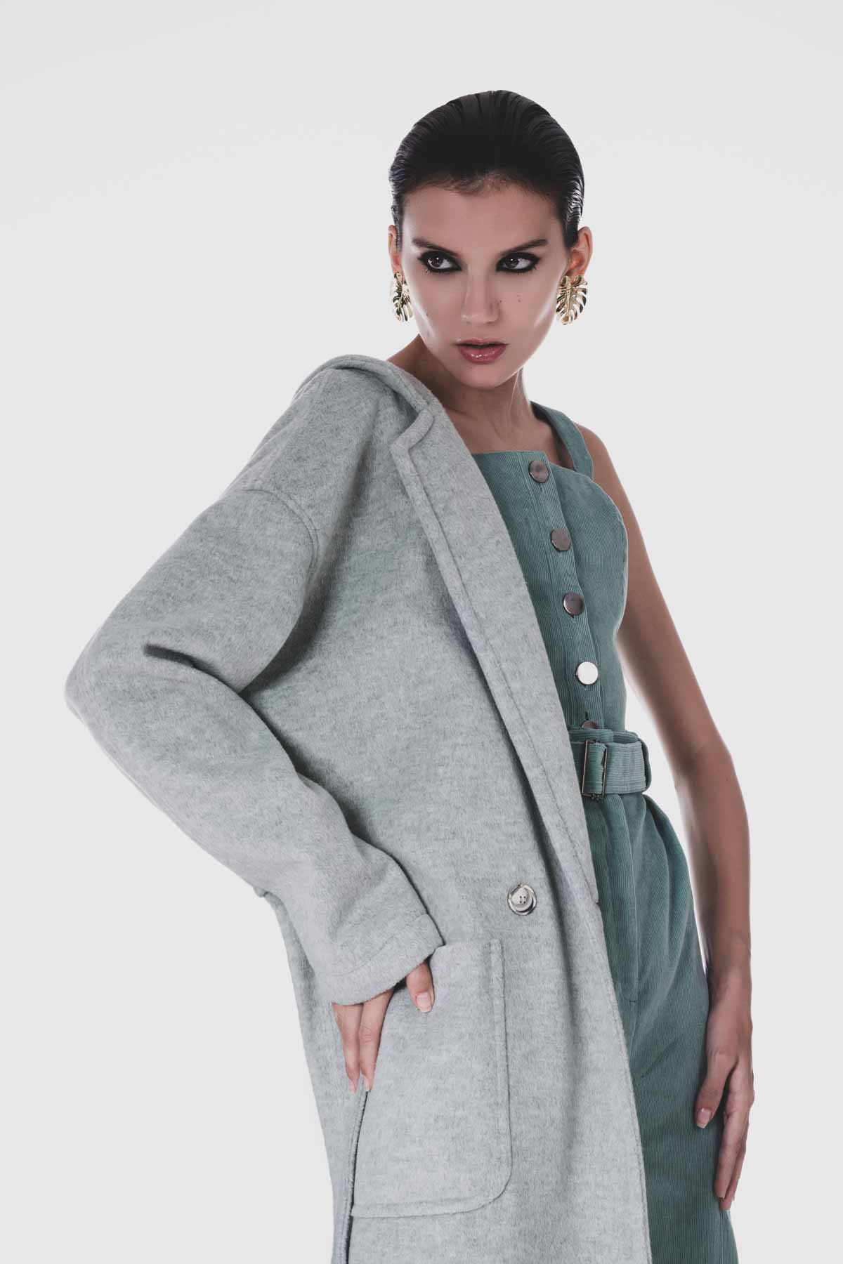 Κοτλέ mint top, κοτλέ παντελόνι με ζώνη και παλτό Mi Ro. Σκουλαρίκια Kessaris