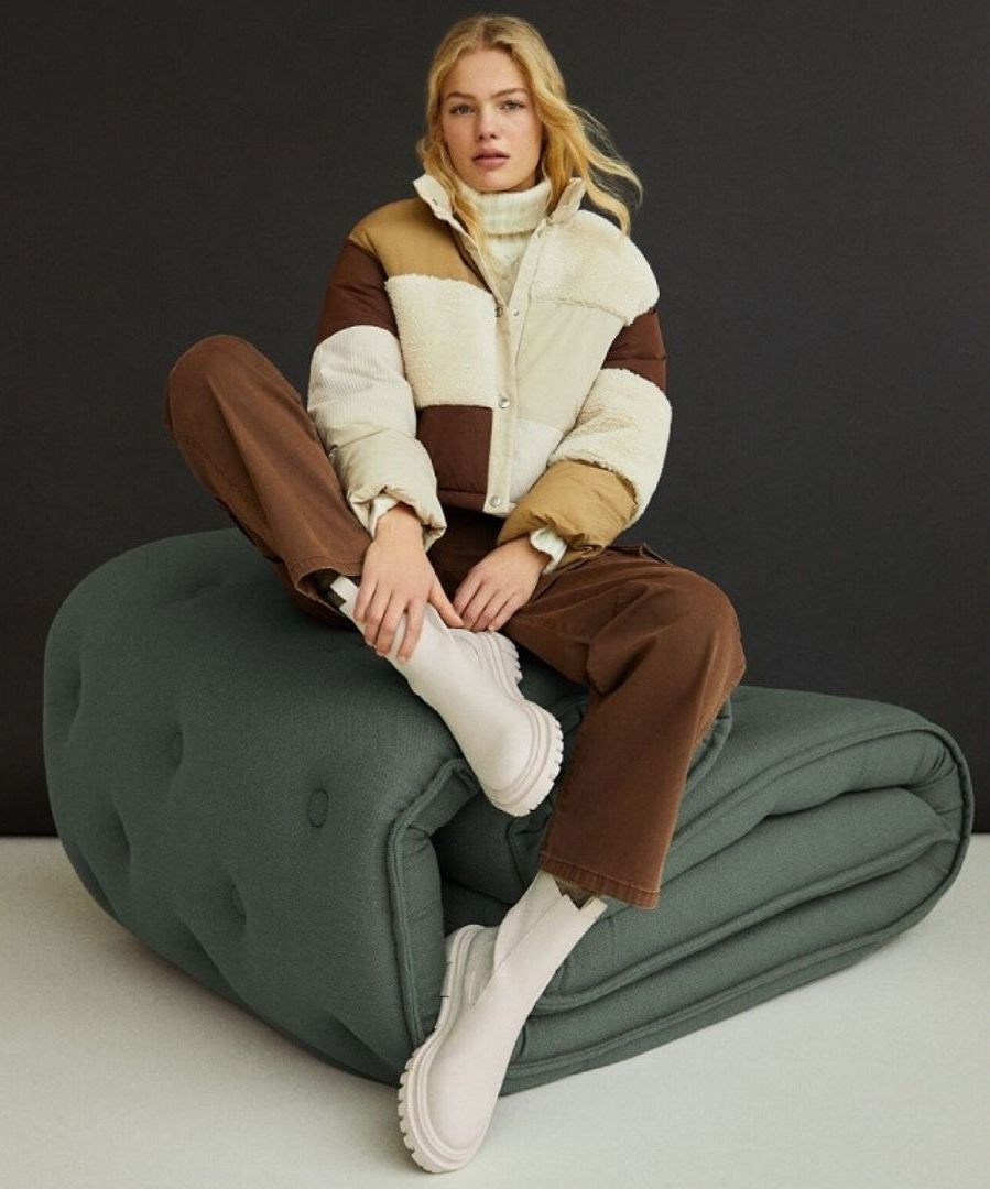 Ίσια Chelsea boots καλυμμένα με καουτσούκ και λάστιχο, 35.99€, Breshka.