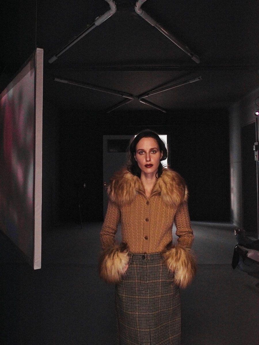 Ζακέτα από κασμίρ και
γούνα αλεπούς Saint
Laurent Paris, Luisa.
Τουίντ φούστα Trussardi,
Shop&Trade.