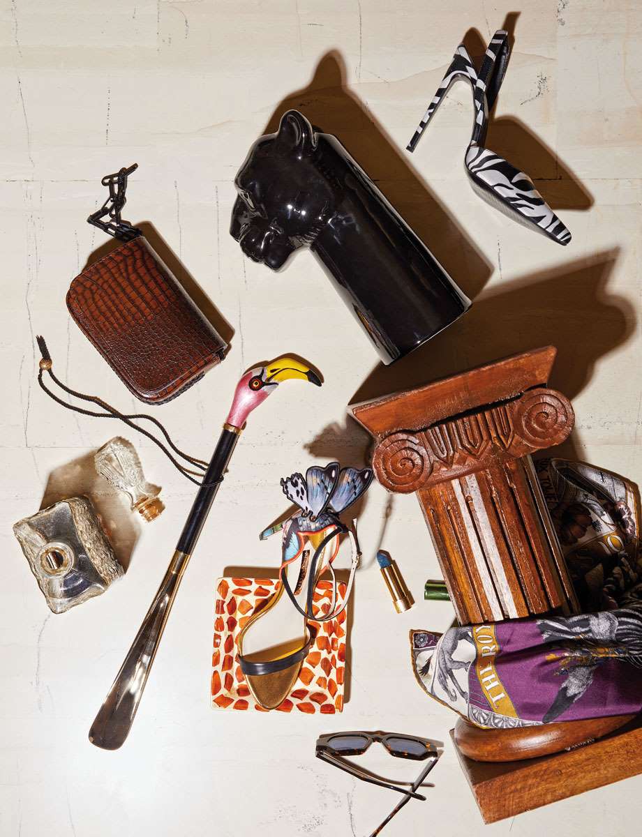 Μαύρο κεραμικό βάζο, H&M Home.
Σατέν γόβα Envie, Envie Shoes Store.
Μεταξωτό μαντίλι Sabina Savage, Katerina
Ioannidis. Γυαλιά ηλίου No8 IN DUST, Delux
Hellas. Κόκαλο παπουτσιών Pasotti και
σατέν σανδάλι με κέντημα και δέρμα Sophia
Webster, Kalogirou. Δερμάτινη κρόκο τσάντα
Callista Crafts, Callista Crafts Boutique.
Κραγιόν 710 Fay Turquoise, Gucci.
Αντικείμενα σπιτιού και art de la table που
χρησιμοποιήθηκαν στη φωτογράφηση είναι από προσωπική συλλογή.