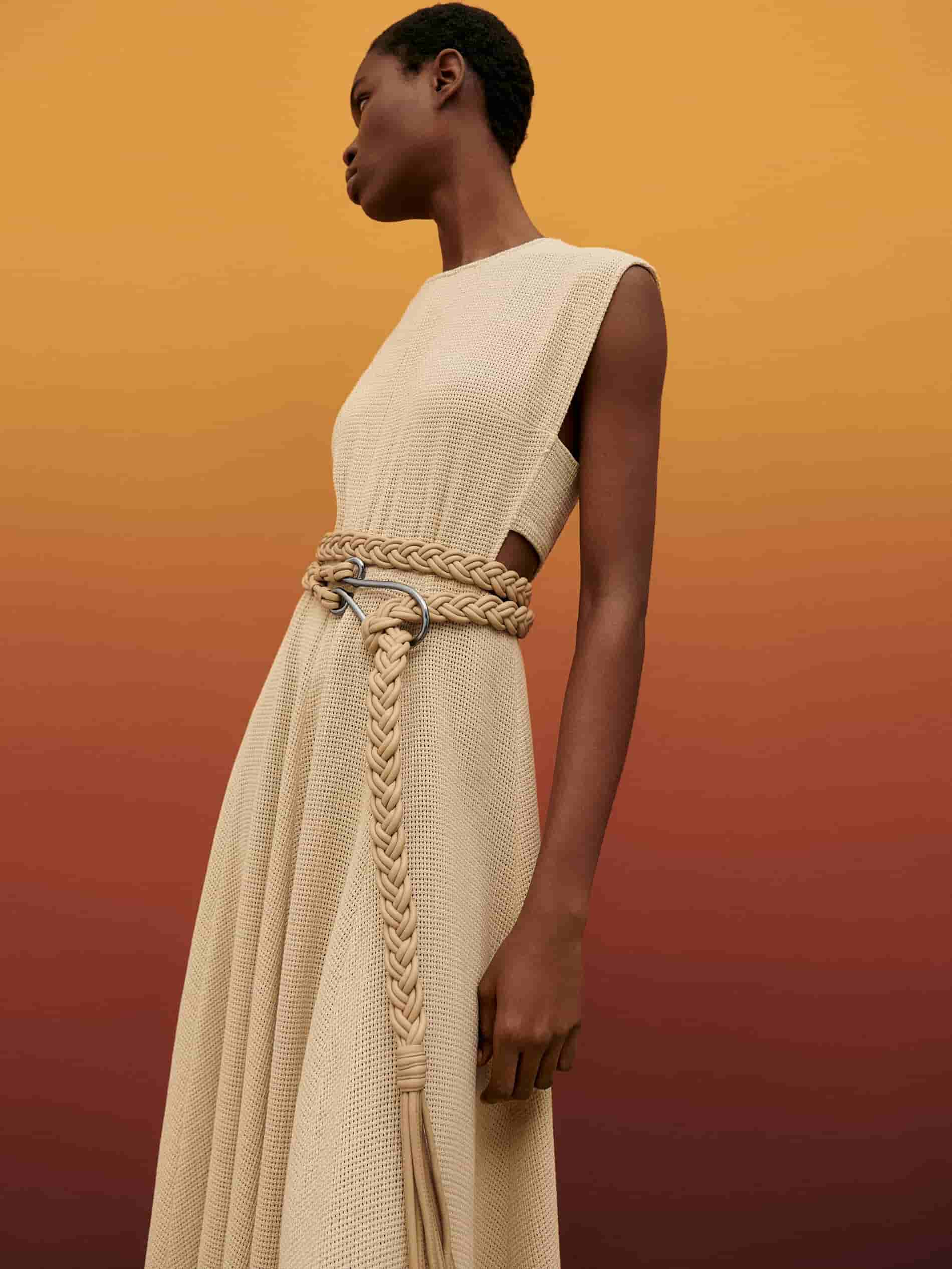 Μακρύ φόρεμα με άνοιγμα στη πλάτη, 149€, Massimo Dutti
