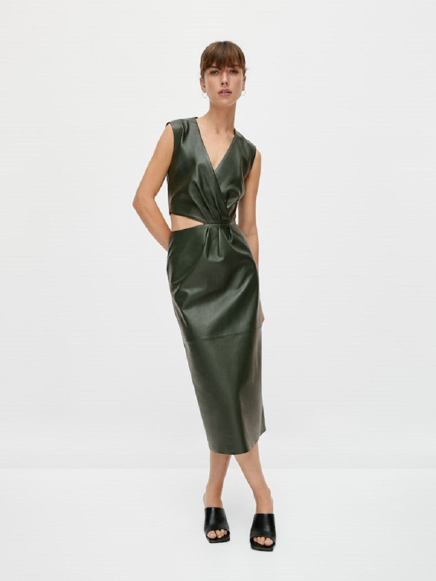 Δερμάτινο φόρεμα με άνοιγμα, 299€, Massimo Dutti.