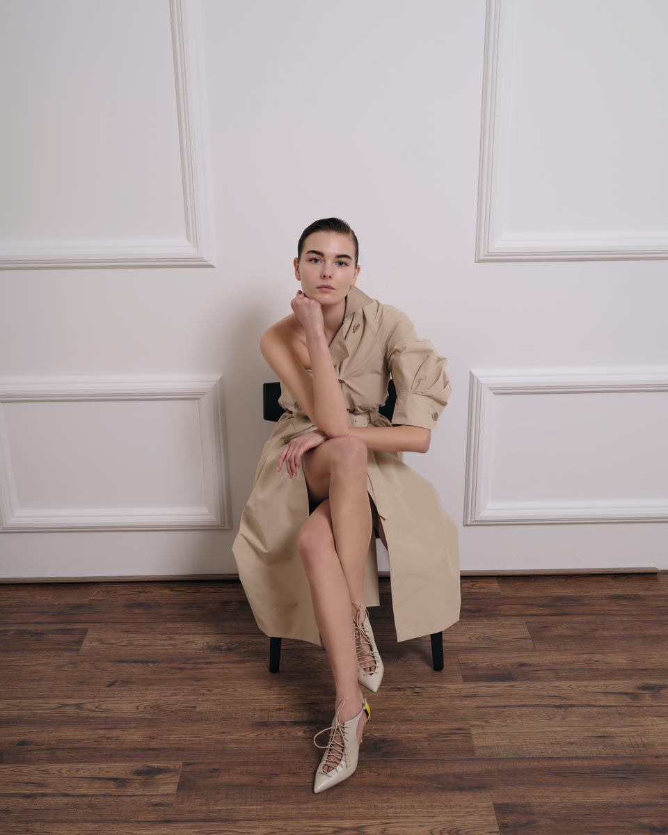 Καμπαρντίνα Prada,
Prada Boutique.
Δερμάτινα
παπούτσια, Malone
Souliers, Kalogirou.