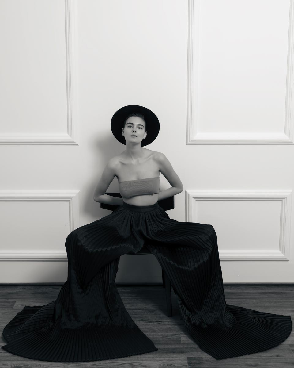 Πλεκτό bandeaux
Max Mara, Max Mara
Boutique. Πλισέ
σατέν παντελόνι,
Sotiris Georgiou.
Καπέλο ,
Katerina Karoussos.