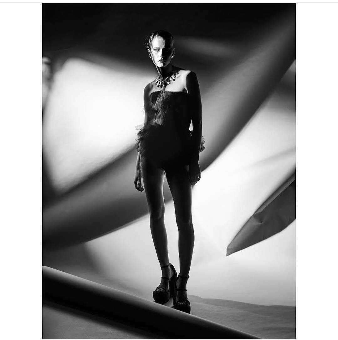 Look, Enny Monaco, κόσμημα Eva Papadopoulou Jewelry, ID Concept Store, πλατφόρμες Versace 