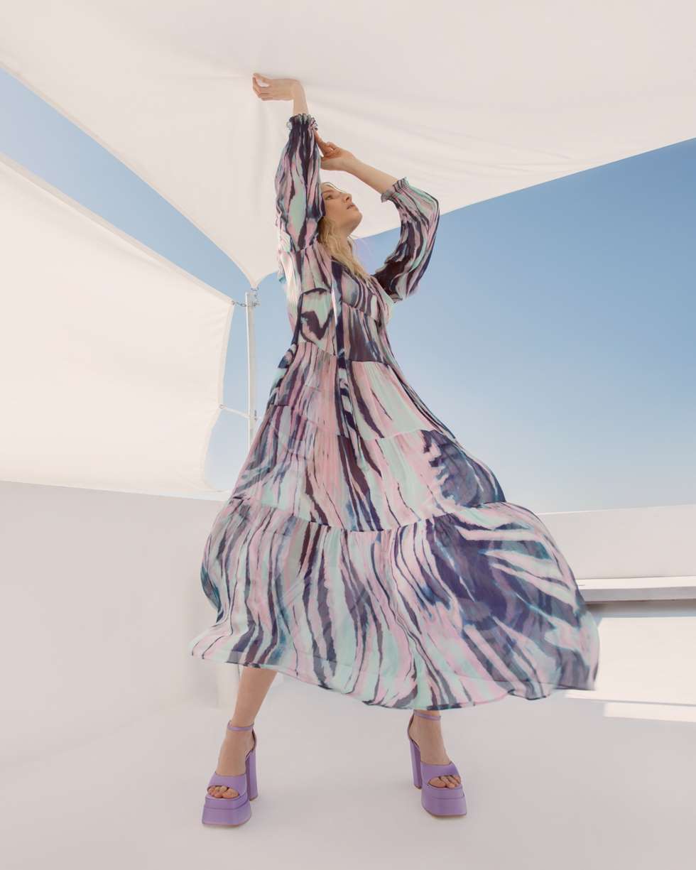 Midi φόρεμα με μανίκια, DIANE VON FURSTENBERG. Σατέν platform πέδιλα LARA CONTE.