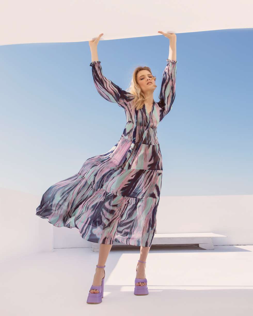 Midi φόρεμα με μανίκια, DIANE VON FURSTENBERG. Σατέν platform πέδιλα LARA CONTE.