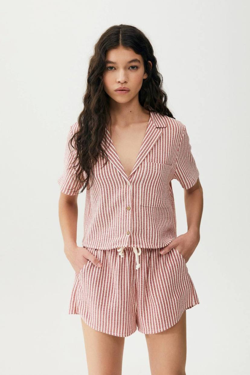 Κοντό πουκάμισο, 22.99€, σορτς με κορδόνι,
17.99€, Pull & Bear. 