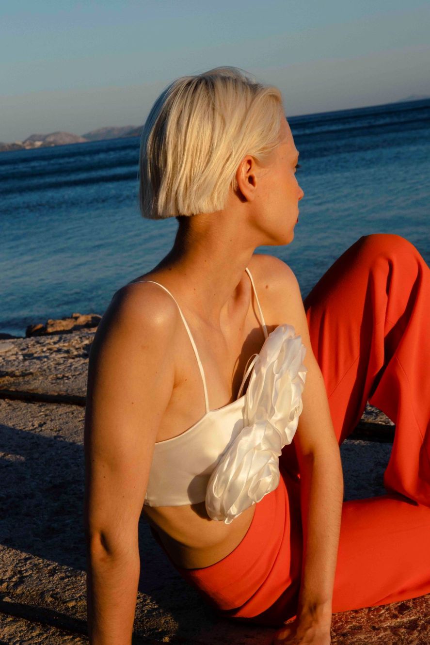 Top Zara, παντελόνι Mango. Παπούτσια από προσωπική συλλογή. 