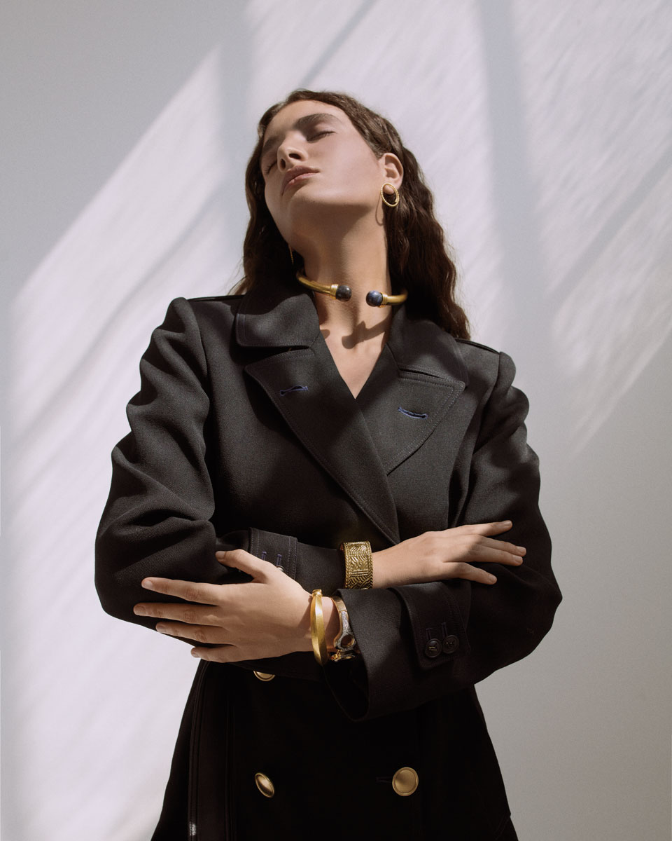Μάλλινο παλτό Louis
Vuitton, Louis Vuitton
Boutique. Κολιέ από
χρυσό 22k με πέτρες
sodalite, σκουλαρίκια
από χρυσό 18k με
διαμάντια, βραχιόλι
από χρυσό 22k (δεξιά)
και βραχιόλια από
χρυσό 18k με διαμάντια
και χρυσό 22k (από
αριστερά),
Ilias Lalaounis