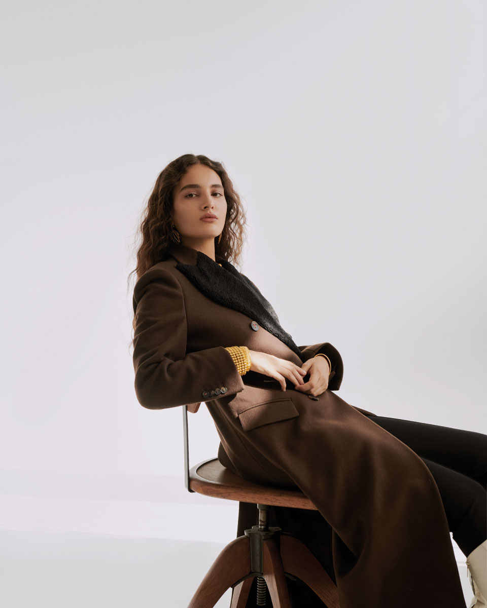 Μάλλινο παλτό και
παντελόνι, Tod’s,
Tod’s Βoutique.
Δερμάτινες μπότες,
Iride De Portu.
Σκουλαρίκια από χρυσό
18k με διαμάντια,
βραχιόλια από χρυσό 18k
και 22k (από αριστερά) και
βραχιόλι από χρυσό 22k
(δεξιά), Ilias Lalaounis.