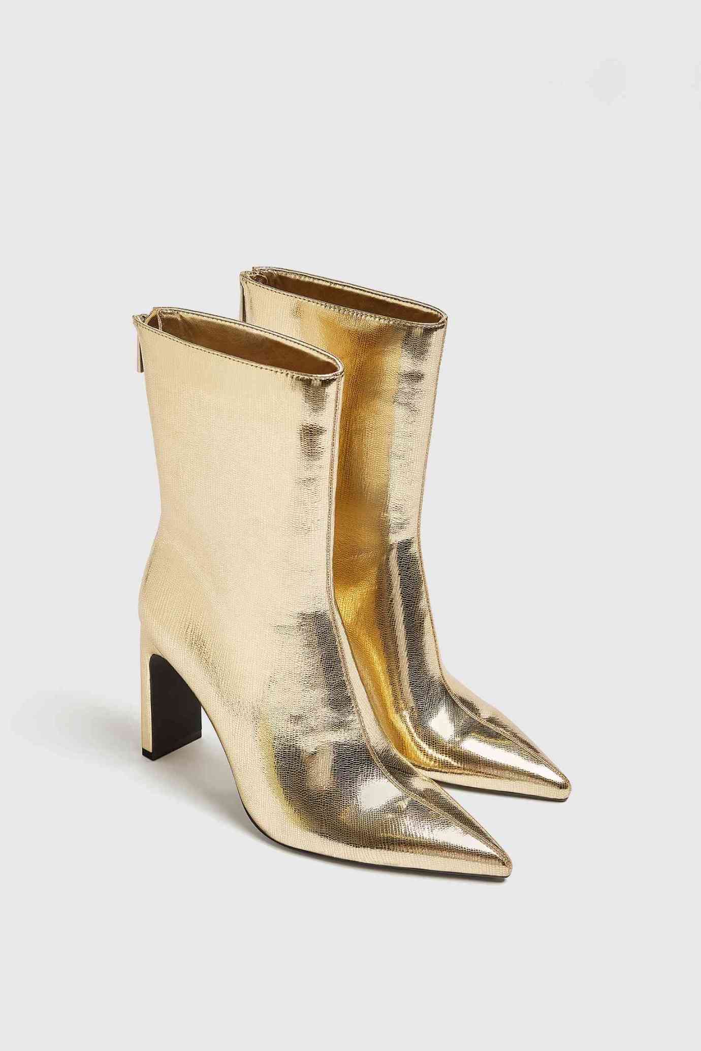 Μεταλλικά pointed toe μποτάκια, 39.99€ , Pull&Bear.