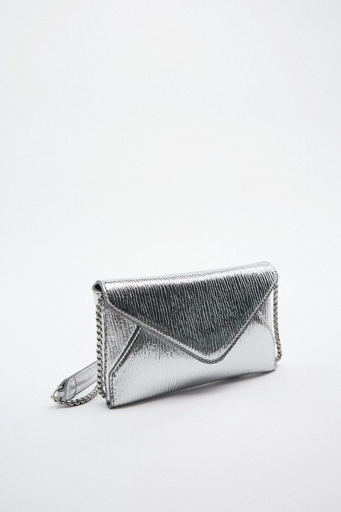 Μικρή ασημένια τσάντα φάκελος,,17.95€ , Zara.