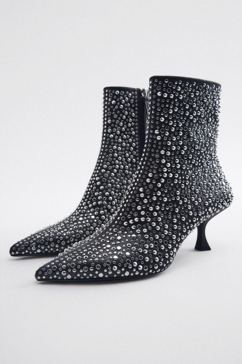 Δερμάτινα Kitten Heel μποτάκια, 119€ , Zara.