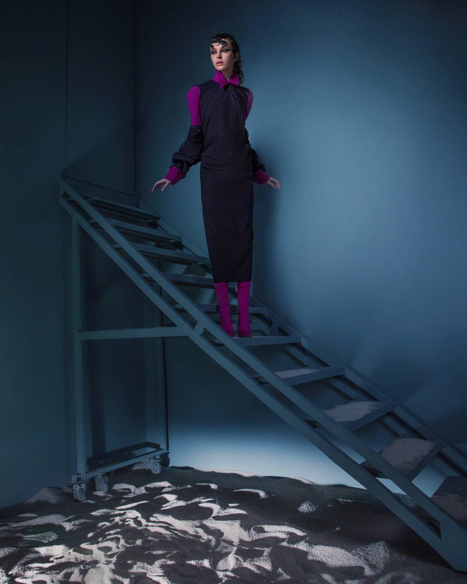  Βαμβακερό πουκάμισο: Max Mara Studio
 Ριγέ μάλλινο φόρεμα και ριγέ μάλλινο παντελόνι φορεμένο σαν μανίκια:
 Sportmax
 Μπότα over the knee: Jeffrey Campbell
