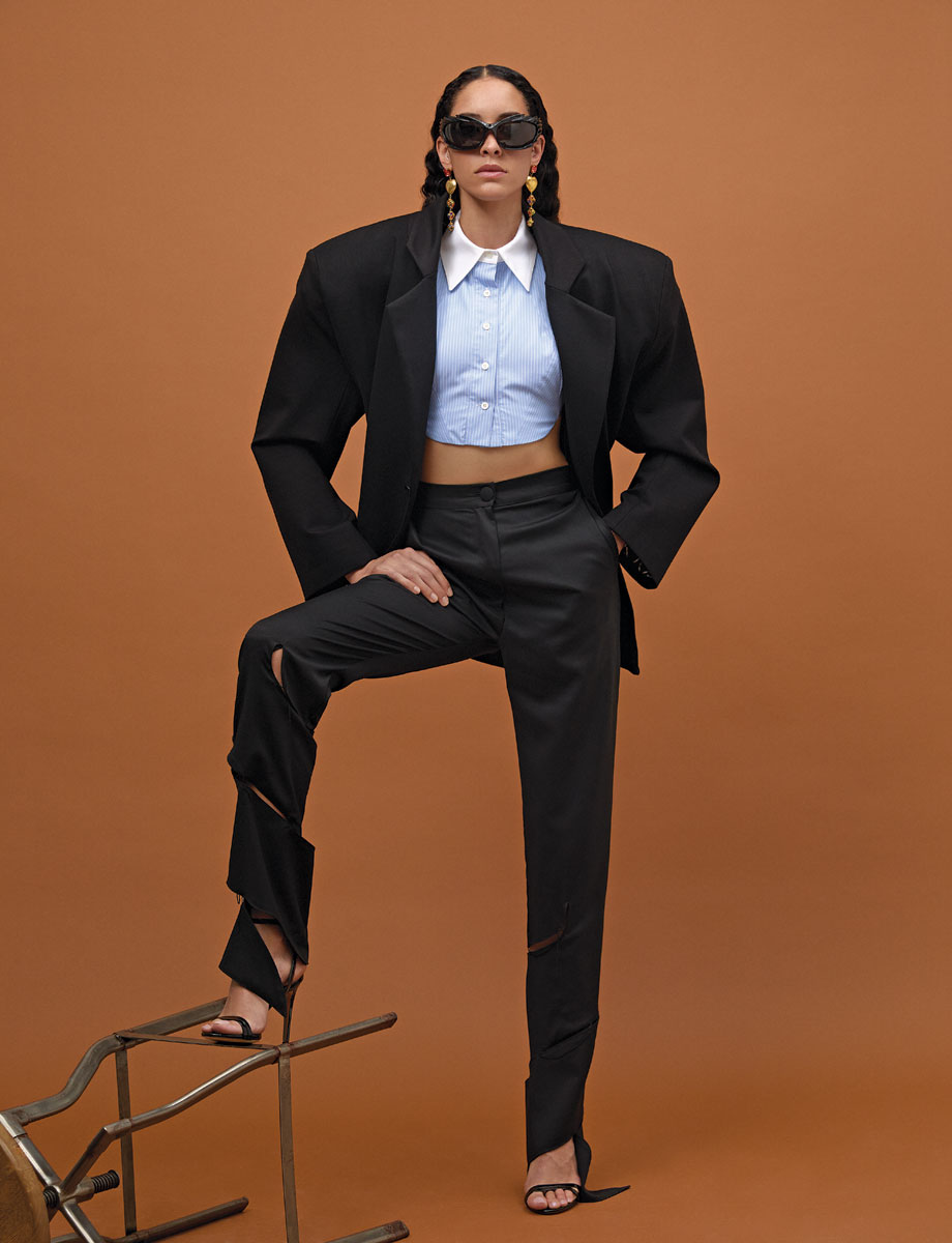 Σακάκι από βαμβακερό
κρεπ, Makednaked.
Βαμβακερό crop top
πουκάμισο, Woera.
Παντελόνι από βαμβακερό
κρεπ, 2WO+1NE=2.
Λουστρίνι πέδιλα Sam
Edelman, Kalogirou.
Χειροποίητα επιχρυσωμένα
σκουλαρίκια με χάντρες
και πολύχρωμους
κρυστάλλους, Katerina
Psoma, Aesthet Athens
Boutique.
Γυαλιά ηλίου Balenciaga,
DELUX Hellas.