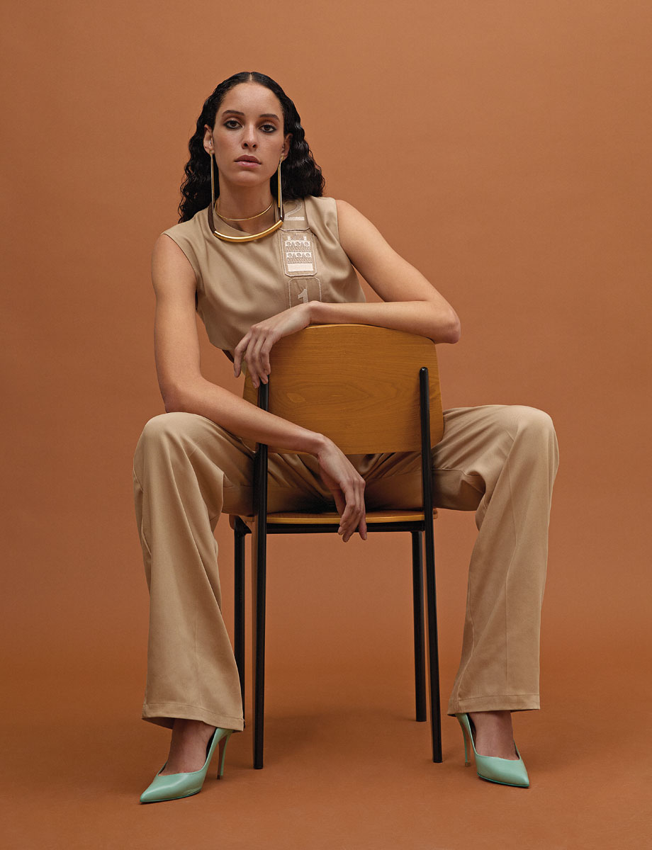 Jumpsuit από
βαμβακερό κρεπ,
2WO+ONE=2.
Δερμάτινες γόβες,
Iride De Portu.
Σκουλαρίκια από ασήμι
και 18k επιχρυσωμένο
ασήμι, Maggoosh, κολιέ
από 18k επιχρυσωμένο
ασήμι, Antonia Karra,
και χειροποίητο τσόκερ
σε στιλ σχοινιού,
διακοσμημένο με
επιχρυσωμένες
λεπτομέρειες, Zeus +
Δione, όλα Aesthet
Athens Boutique.