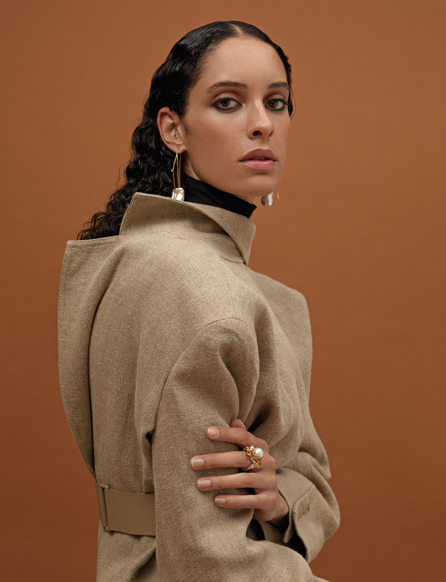 Λινό σακάκι και
δερμάτινη ζώνη Max
Mara, Max Mara
Boutique.
Σκουλαρίκια από χρυσό
18k με μαργαριτάρια
Μπαρόκ Γλυκού Νερού
και δαχτυλίδι από χρυσό
18k με διαμάντια
και μαργαριτάρι
Νοτίων Θαλασσών,
όλα Pearls Center.