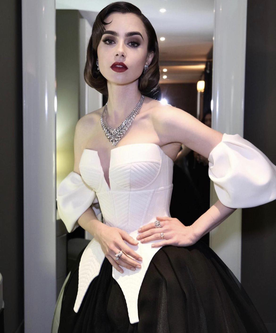 Lily Collins. Mακιγιάζ: Lancôme. Φόρεμα:Vera Wang.