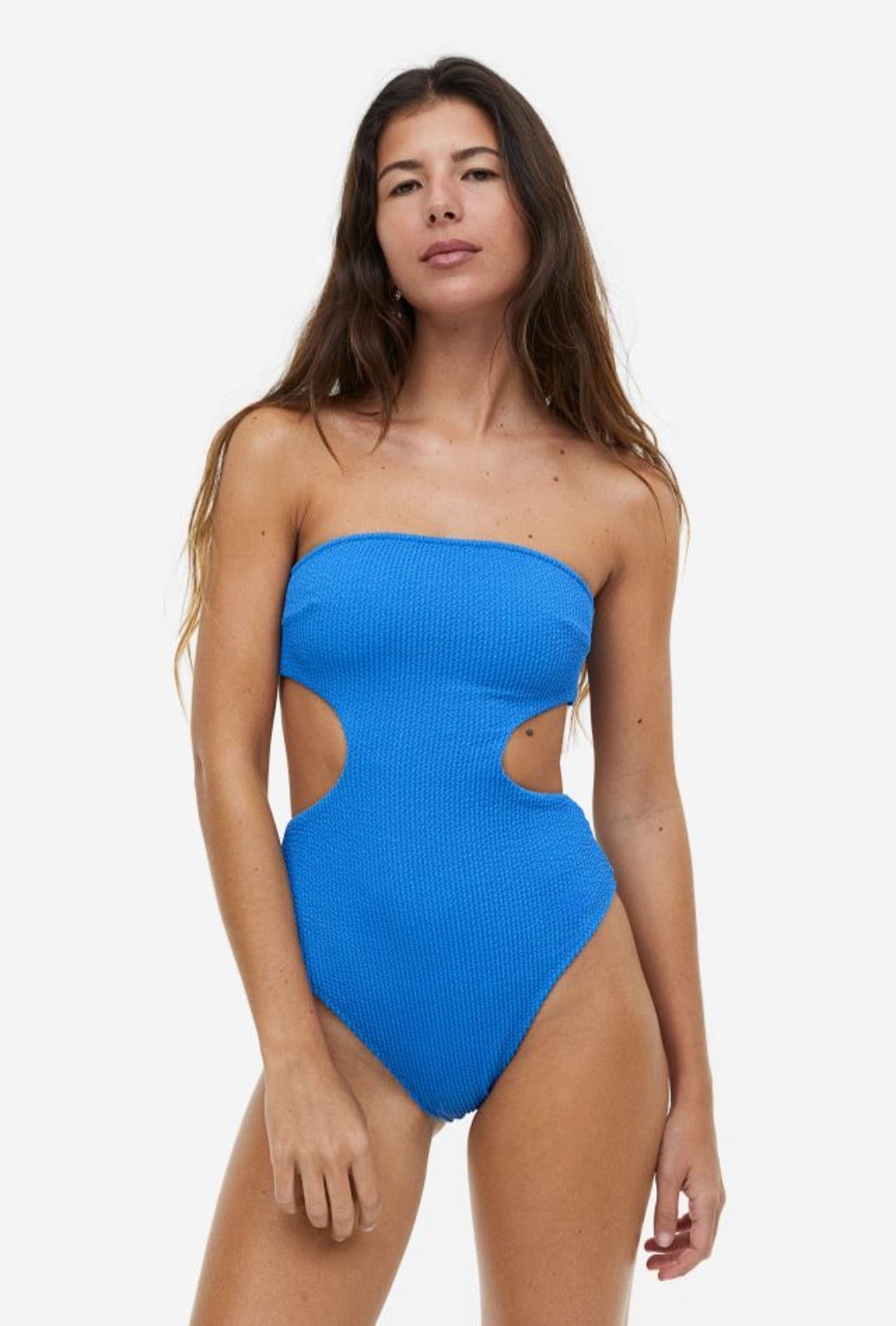 Μπλε στράπλες ολόσωμο μαγιό με cut-outs 29.99 € , H&M. 