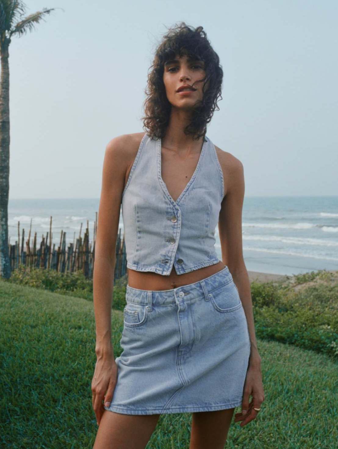 Μίνι denim φούστα, 29.95 € , Zara.