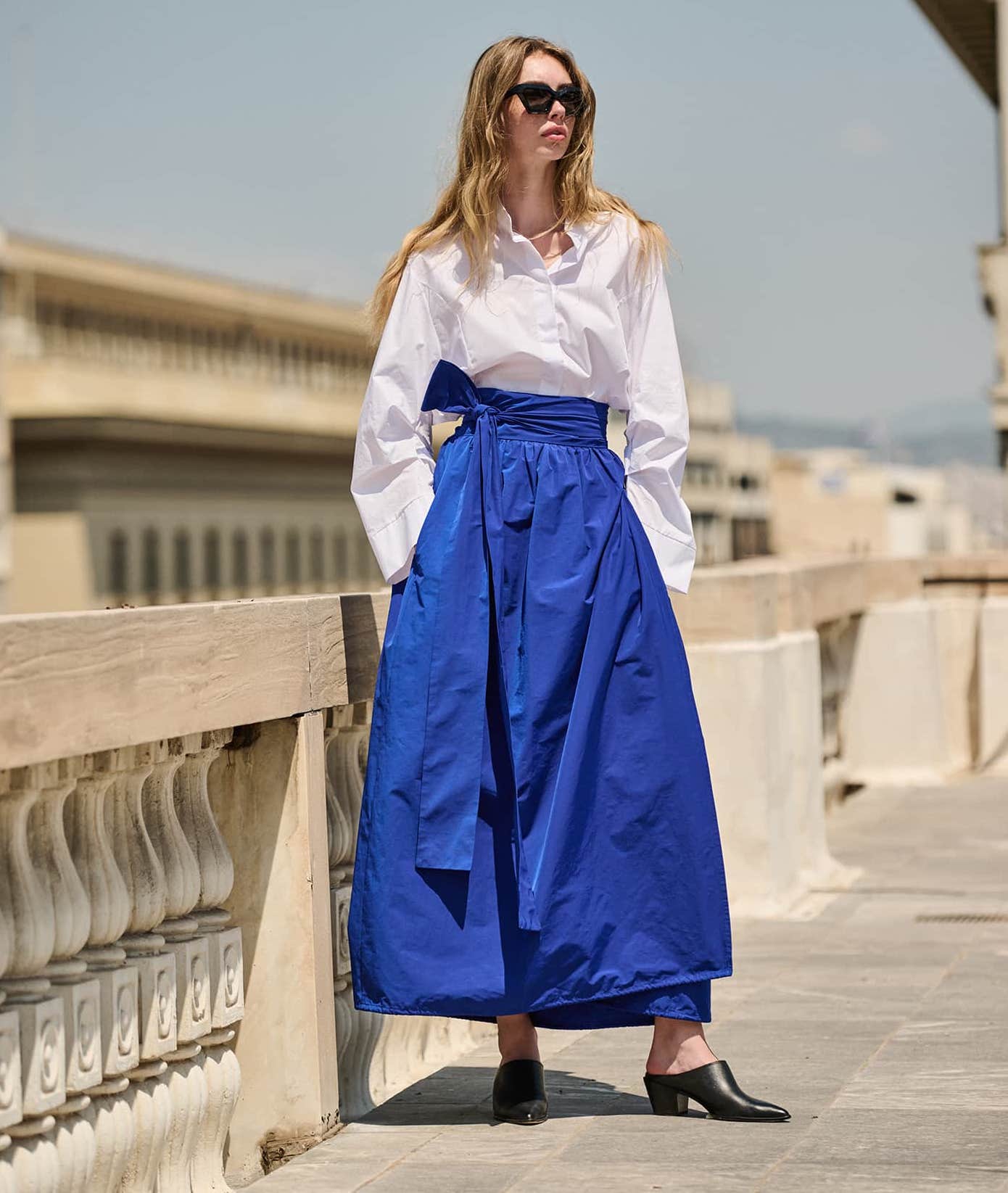 Σύνολο μακριά φούστα σε royal blue και λευκό πουκάμισο.
