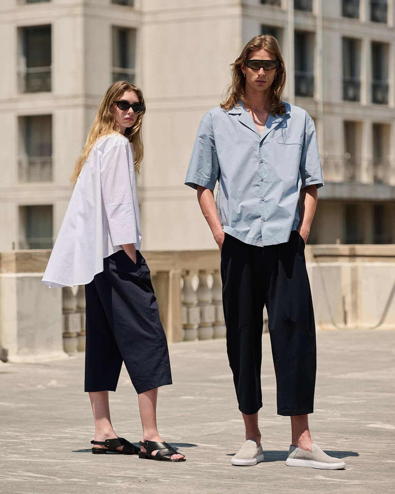 Casual outfits γυναικείο navy blue με λευκό ριχτό πουκάμισο – αντρικό navy blue cropped pants με γαλάζιο πουκάμισο
