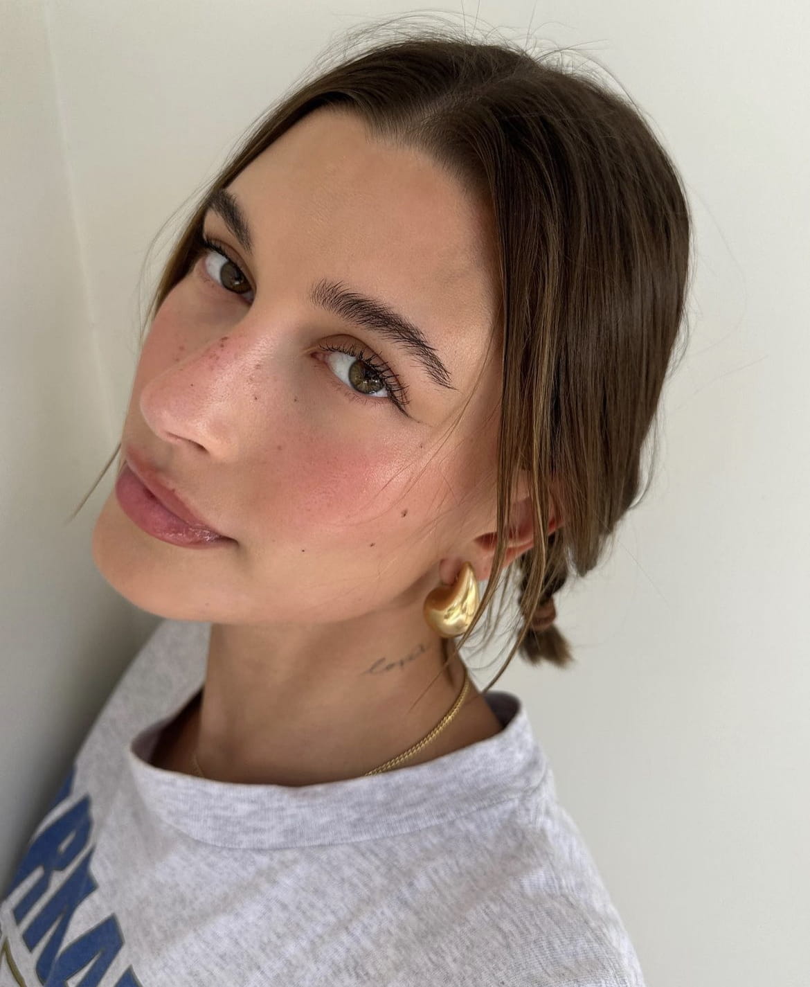 Hailey Bieber, strawberry look